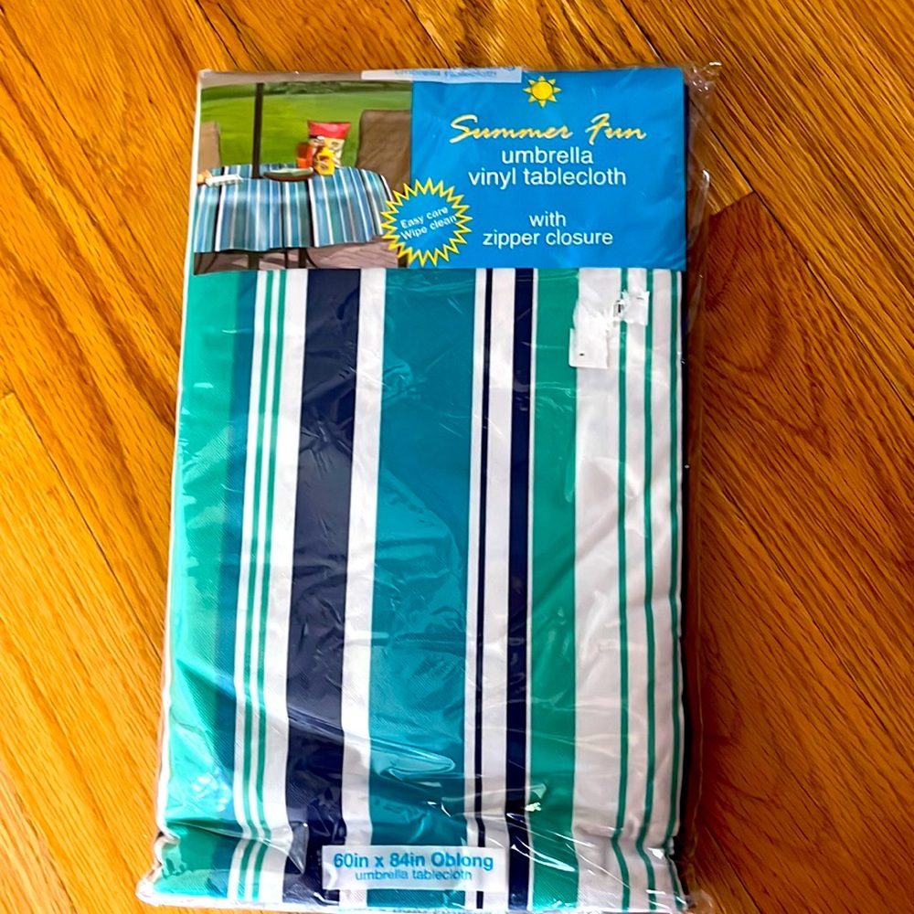 New Outdoor Umbrella Vinyl Tablecloth with Zipper Closure. 60 in x 84 in Oblong